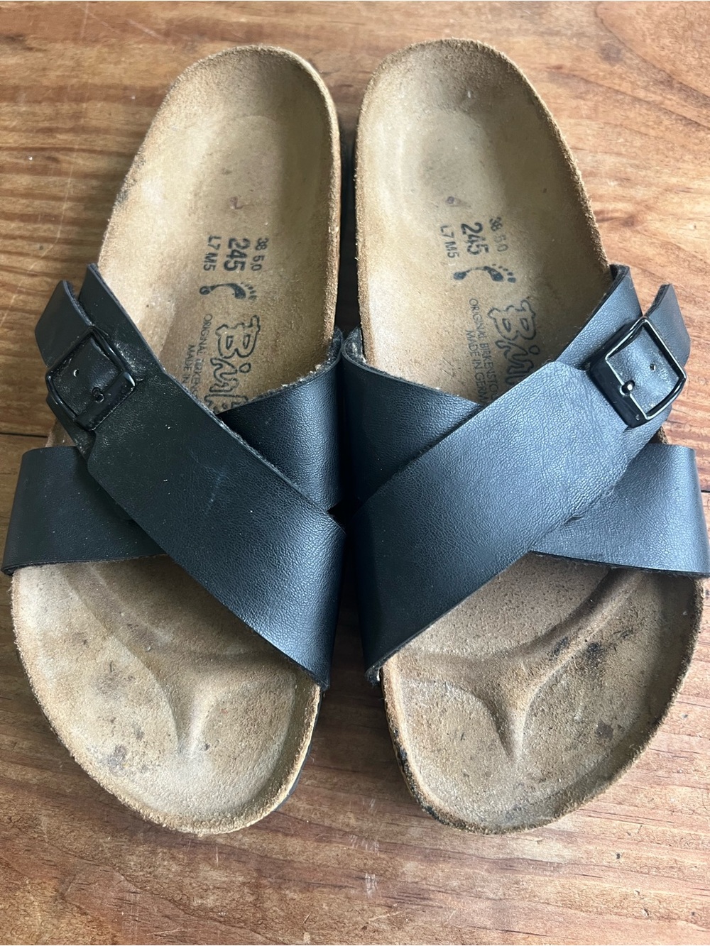 Birki’s by Birkenstock Black Cross-Strap Footbed Sandals Size 38/7 0095